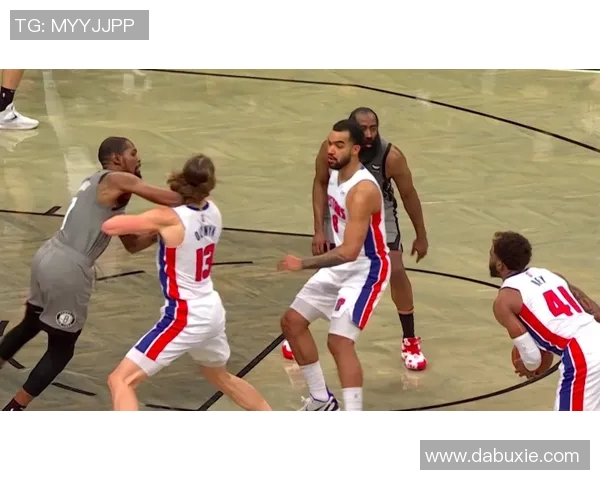 NBA赛场突发小插曲裁判如何应对比赛中的突发状况与判罚标准解析